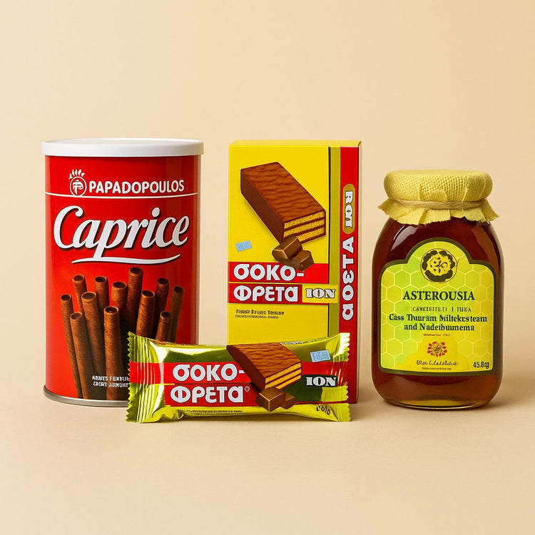 Griechische Süßwaren: Caprice Waffelröllchen, Sokofreta Schokowaffeln und ein Glas Thymianhonig auf hellem Hintergrund.