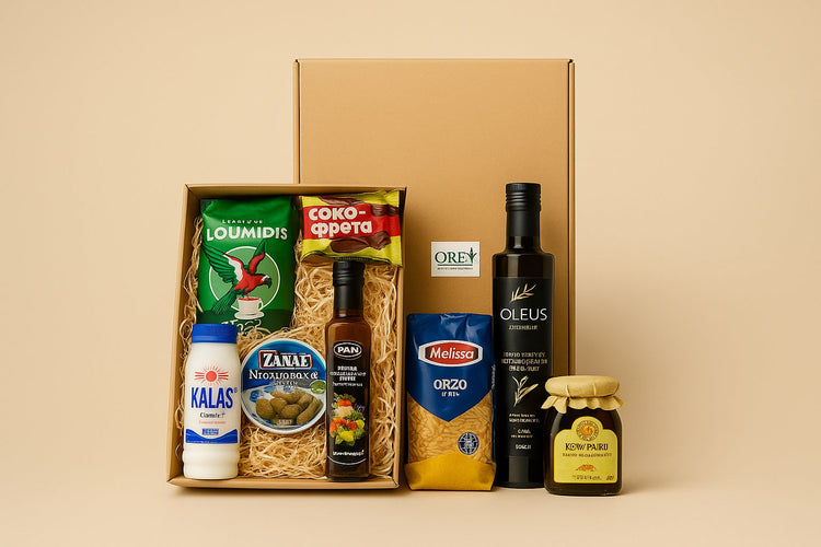 Griechischer Geschenkkorb mit Olivenöl, Kaffee, Pasta, Salz, Honig und Konserven, dekorativ in einer Box verpackt.
