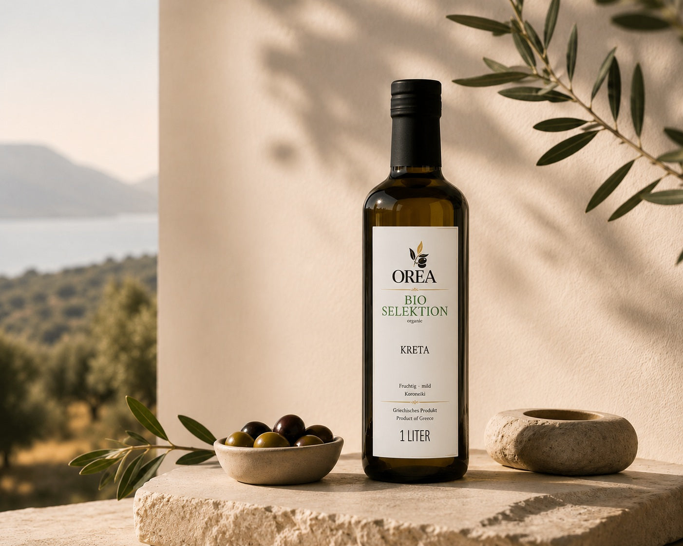 „Flasche OREA Bio Olivenöl Extra Nativ aus Kreta auf mediterranem Steintisch mit Olivenzweigen.“