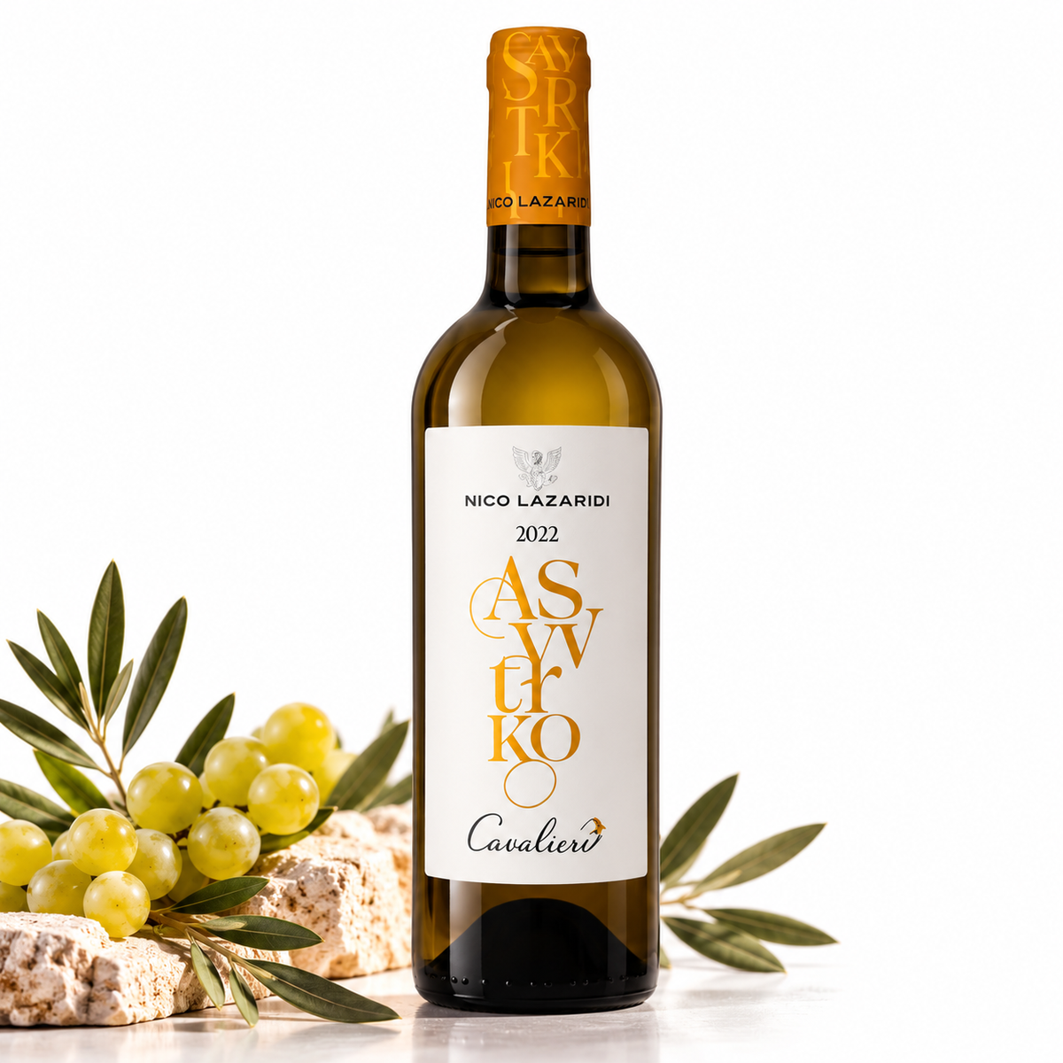 Nico Lazaridi Cavalieri Assyrtiko – griechischer Weißwein 750 ml mit Weintrauben und Olivenzweigen