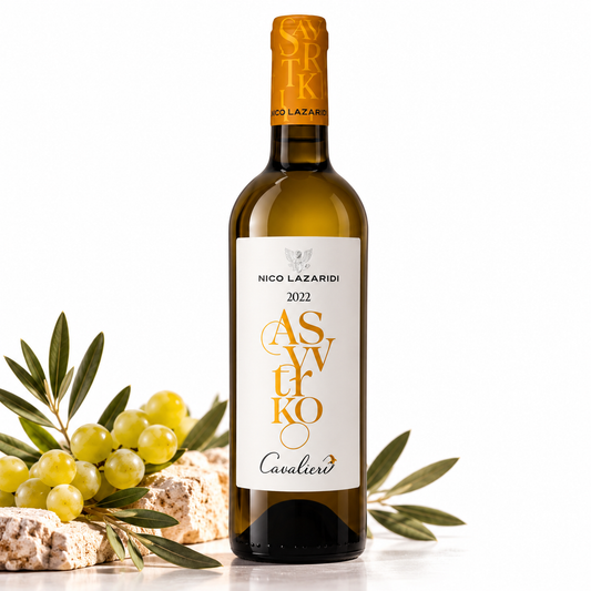 Nico Lazaridi Cavalieri Assyrtiko – griechischer Weißwein 750 ml mit Weintrauben und Olivenzweigen